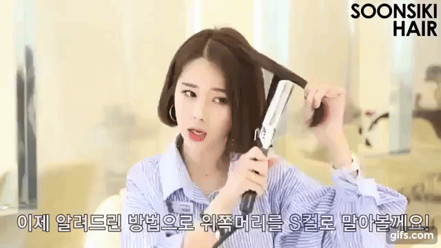 使用卷发棒,抓住2,3束发丝向外卷2圈,就可以营造出自然的蓬松微卷发啦