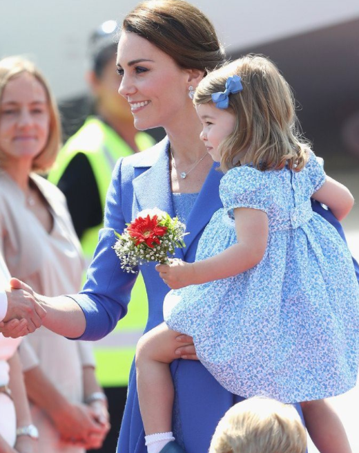 威廉王子一家四口出访德国,小公主绝对系最萌「外交大使」