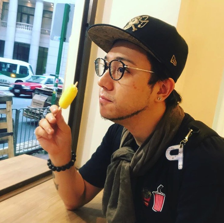 自嘲排骨仔笑steven都瘦过,雄风pose鱼网衫超经典