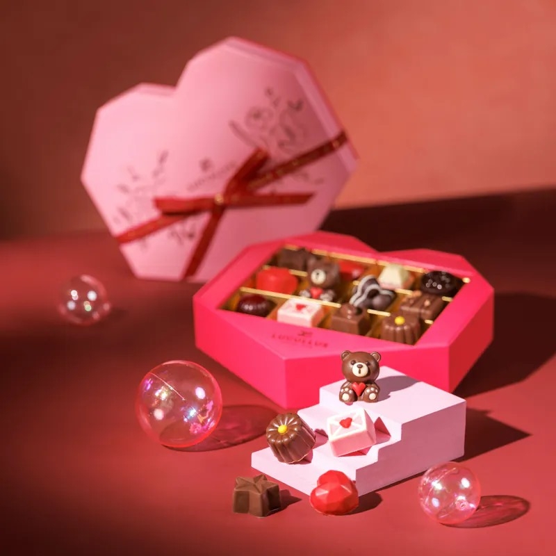 Lucullus Endless Affection的情人節限定朱古力禮盒，以精緻的包裝和12顆手工巧克力，讓每一口都充滿溫馨與甜蜜。